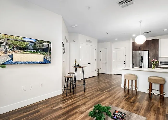 Escape To Luxurious & Modern 1 Bedroom Town Apartment