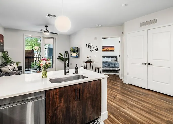 Escape To Luxurious & Modern 1 Bedroom Town Apartment *
