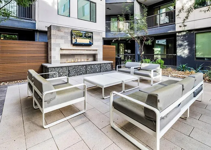 Escape To Luxurious & Modern 1 Bedroom Town Apartment